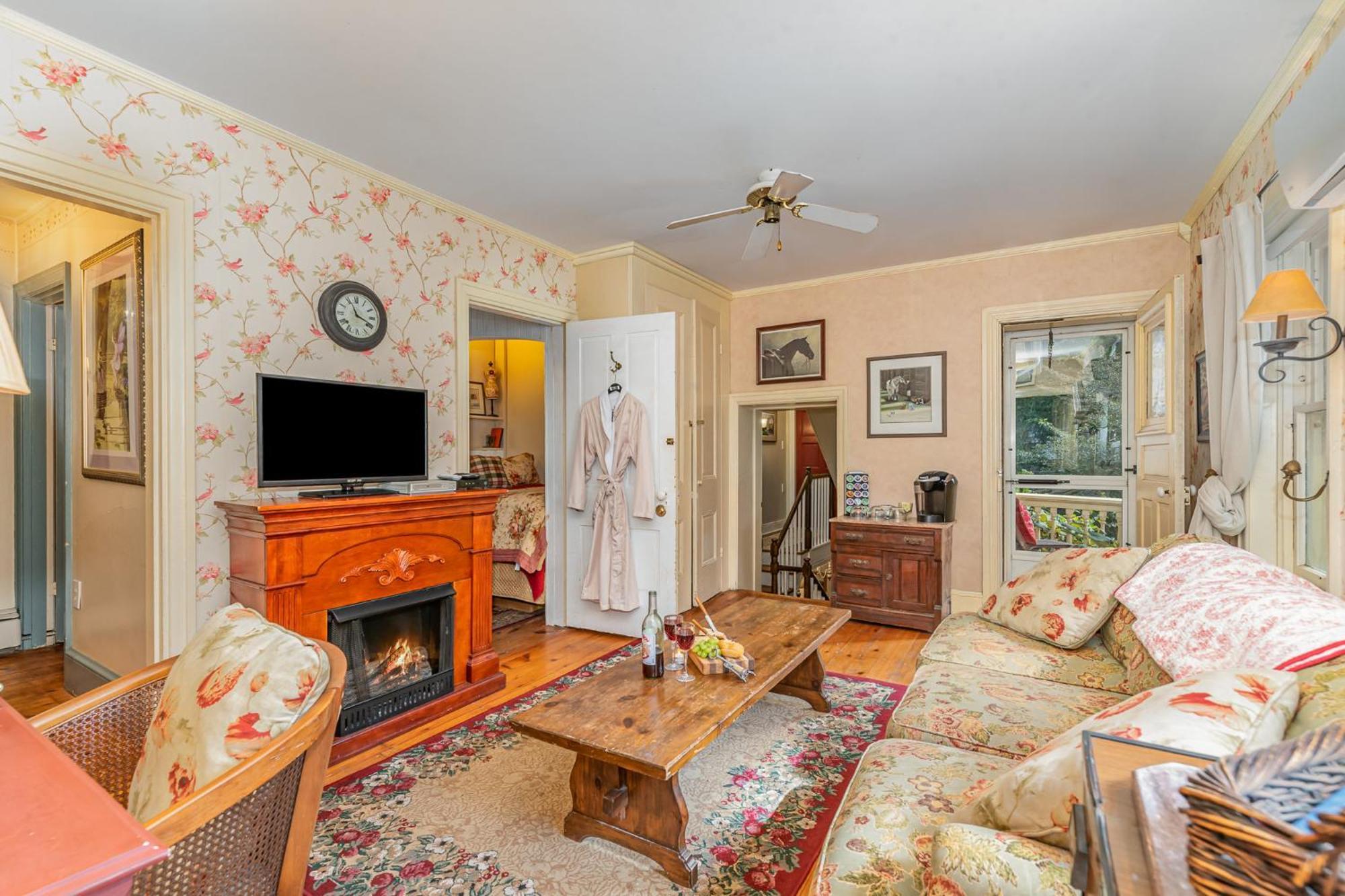 Fallen Tree Farm Bed And Breakfast Carlisle Exterior photo
