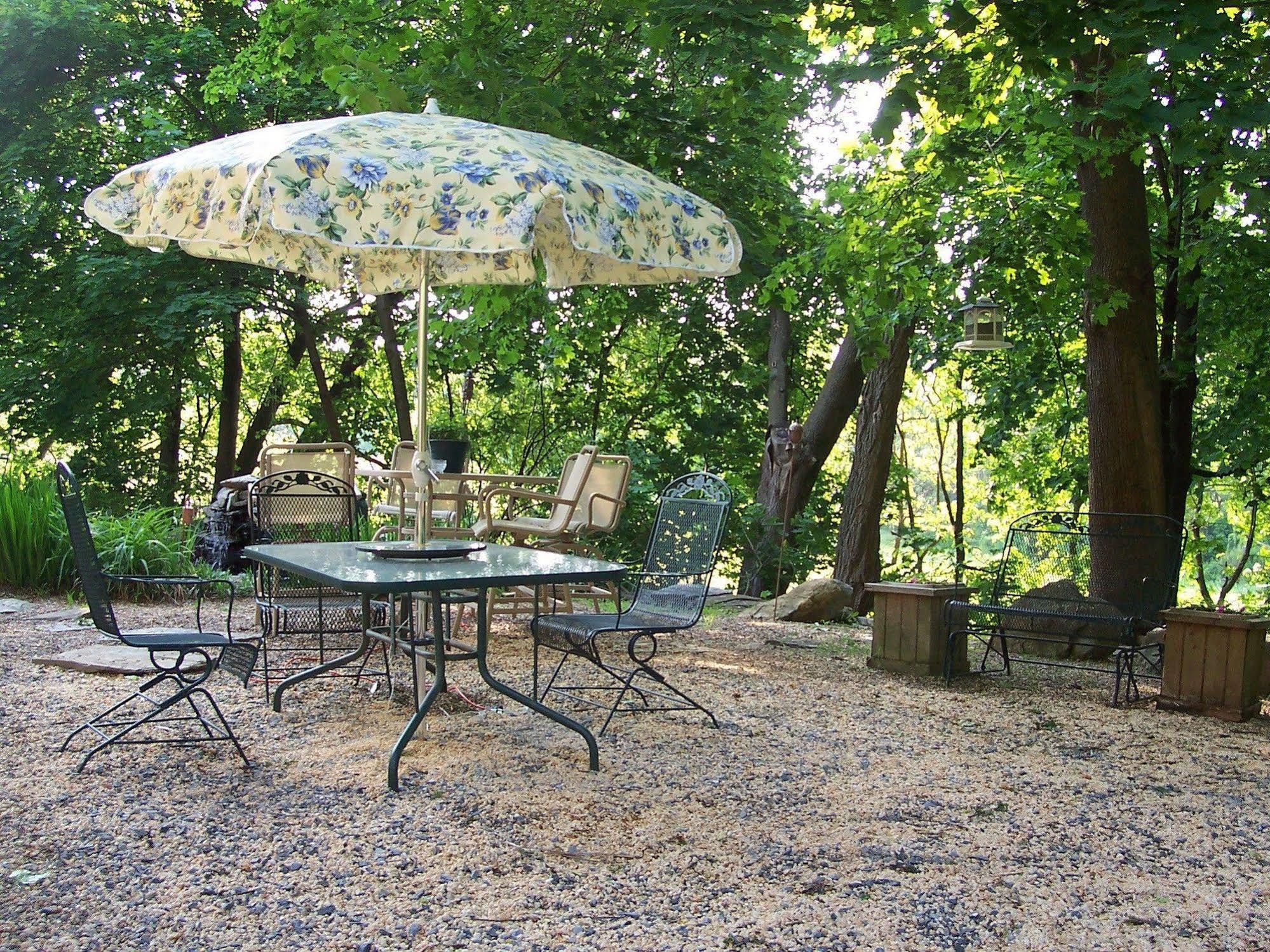 Fallen Tree Farm Bed And Breakfast Carlisle Exterior photo